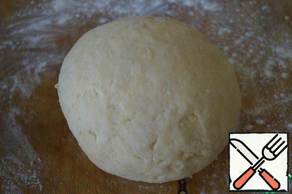 Knead a soft, elastic dough. It should not stick to your hands. If necessary, add a little more flour. Cover the dough with a napkin and leave for 15 minutes.