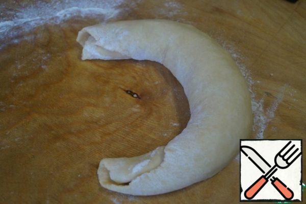 Roll up the roll and make it into a Crescent shape. Repeat with the second half of the test.