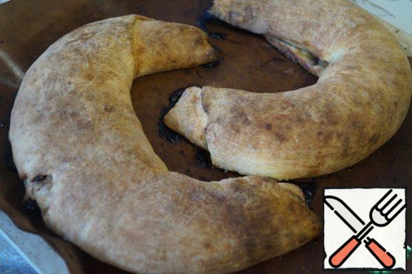 Before baking, grease the turntables with melted butter. Bake in the oven at 180 degrees for 30 minutes. When slightly cooled, sprinkle with powdered sugar to taste and cut into pieces.