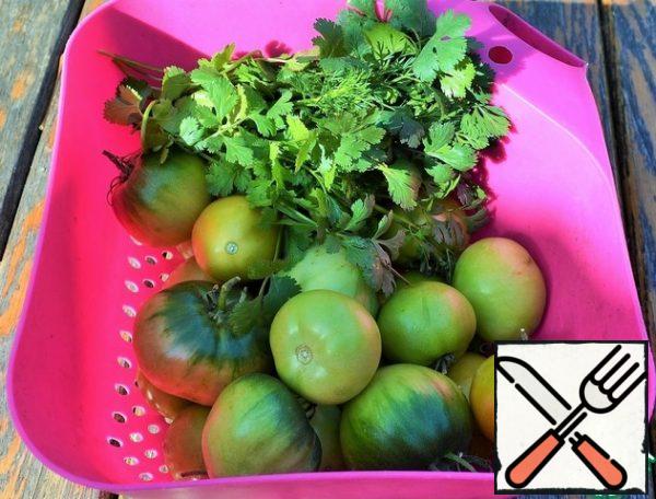 The time indicated does not include insisting.
Wash tomatoes and herbs and dry them.
