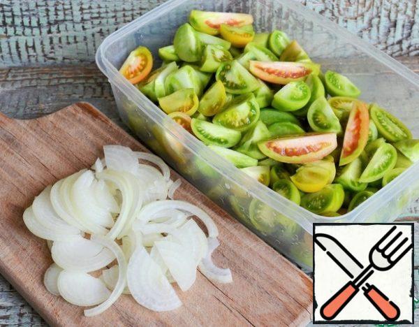Tomatoes cut into pieces convenient for eating. Cut the onion into half rings.