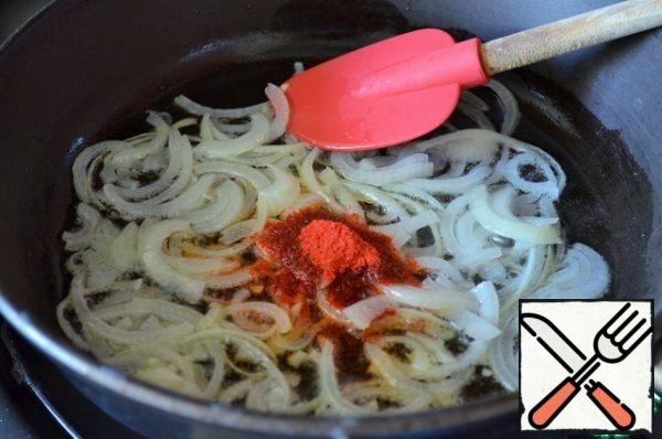 Heat the oil, put the onion, boil it over medium heat, adding paprika.