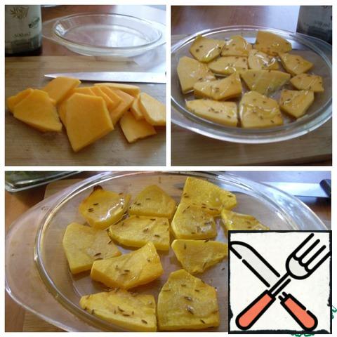 Peel a piece of pumpkin from the skin and seeds, cut into thin pieces, pour oil, sprinkle with salt and Provencal herbs. Put it in the oven for 7-10 minutes at T-180 C until soft.