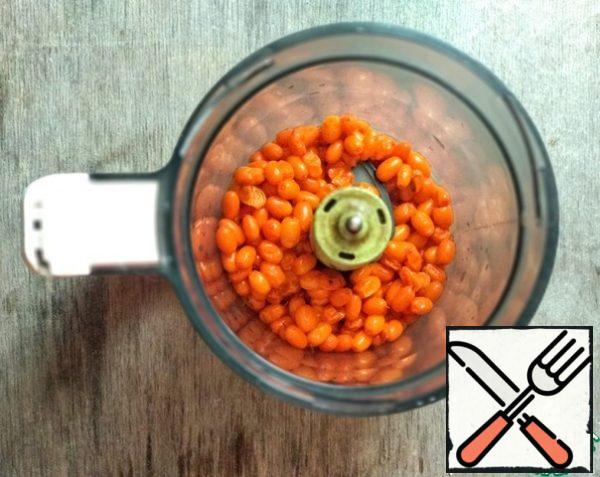 Place in a blender and grind until smooth. Strain the sea buckthorn puree through a sieve. You can not throw out the cake, but make a delicious and flavorful tea from them.
