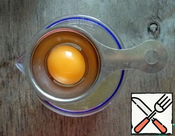 Separate the yolks from the whites. Put the proteins in the refrigerator. P.S.: the Container for proteins should be completely dry.