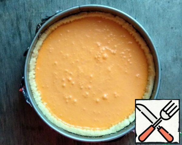 After 3-5 minutes, pour the creamy sea buckthorn mass on top. Remove to the oven, preheated to 180 gr., for 30 minutes.