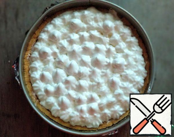 We set off, using a pastry nozzle, meringue or simply distribute with a spoon.