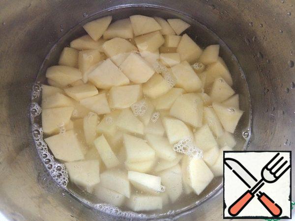 Peel the potatoes and cut them into small cubes.
Put it in a saucepan, cover with water so that it barely covers it. Bring to a boil, add salt and cook over low heat until fully cooked.