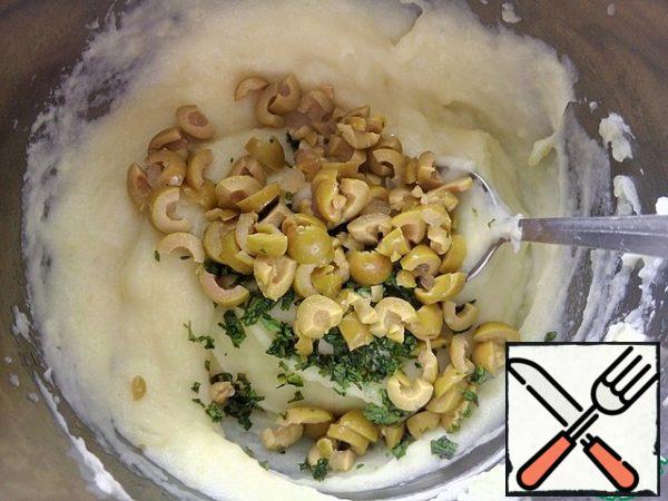 And coarsely chopped olives (remove the seeds, if any).
Add pepper and mix. Try it and, if necessary, add more salt.
If desired, you can add lemon juice.
