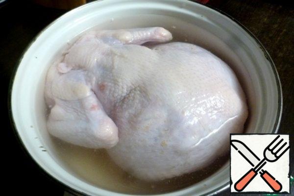 Wash the chicken well, cut off the fat and send it to salting for 4-6 hours, if the chicken is large, then you can spend the night. In salted chicken salted, saturated with moisture, which allows it not to dry out in the oven. Even the breast is juicy and tender.