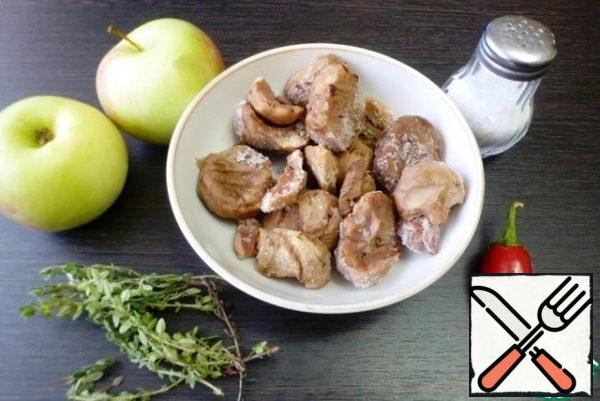 Prepare the ingredients for stuffing. My chestnuts are frozen, which I cooked and cleaned thoroughly. I saw this method in a cooking blog. This significantly speeds up and simplifies the cooking process.
