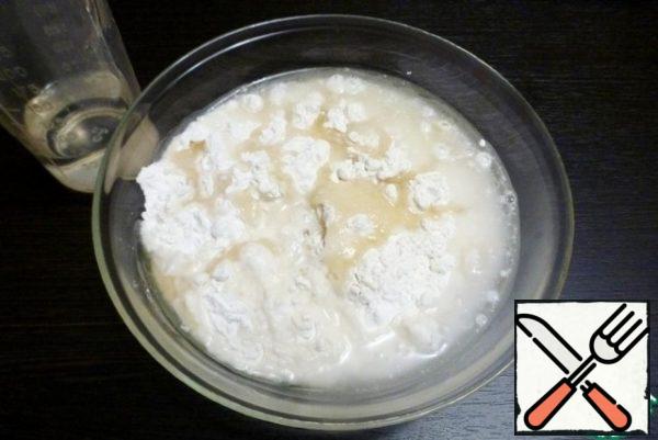 Combine flour, water, salt and vegetable oil in a bowl. Prepare a fairly thick, but not tight dough. The dough is not sticky.