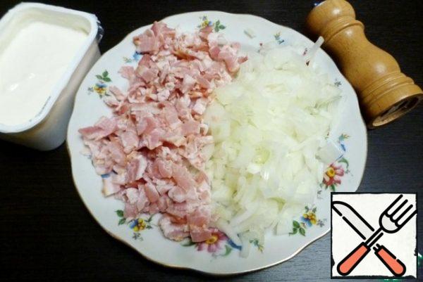 Chop the onion and smoked bacon.