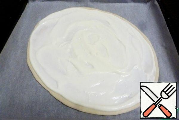 Grease the tortilla with sour cream. Sour cream should be fat. Of course, it all depends on the manufacturer and the quality of manufacture, but 15 % sour cream can curdle during heating and you will have a full pan of liquid. And it is not needed here at all! I just ruined a pie once.
