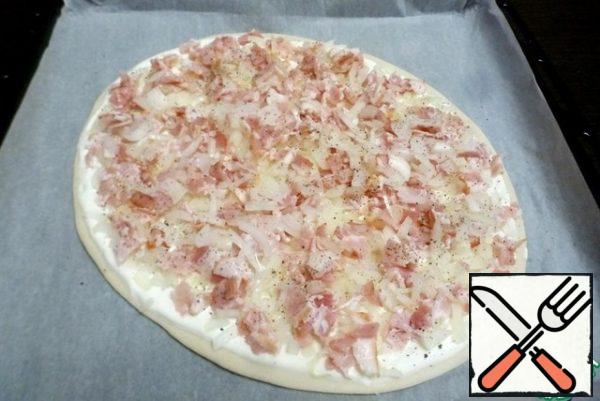 Spread the sliced bacon and onion on top of the sour cream. Sprinkle with black pepper.
Flammkuchen is baked like a pizza, so you need to preheat the oven to 230 degrees. Place in a well-heated oven for 20-25 minutes. Focus on your technique.