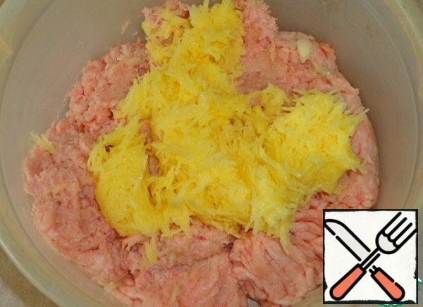 Using a small grater, chop the potatoes, squeeze out the juice. Add the potatoes to the minced meat and mix.