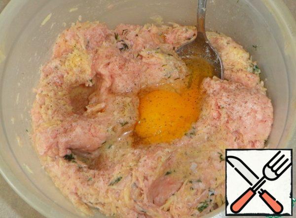 In the main mass, break the chicken egg, mix until smooth.