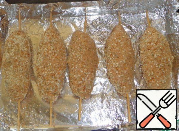 Cover the baking sheet with foil and oil. Put the skewers with the pieces. Bake in the oven until Golden brown approximately 35 minutes at 180 degrees.