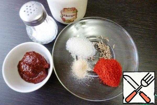 To prepare the sauce for the Burger. The Cubans are very fond of this sauce and I believe that it is a perfect combination of bun, meat and potatoes.
For the sauce, dilute the tomato paste with water, add crushed cumin, paprika, garlic powder, wine vinegar, sugar and salt. Cook to your taste, try and put what is missing. The sauce should be sweet and sour and spicy. And delicious.