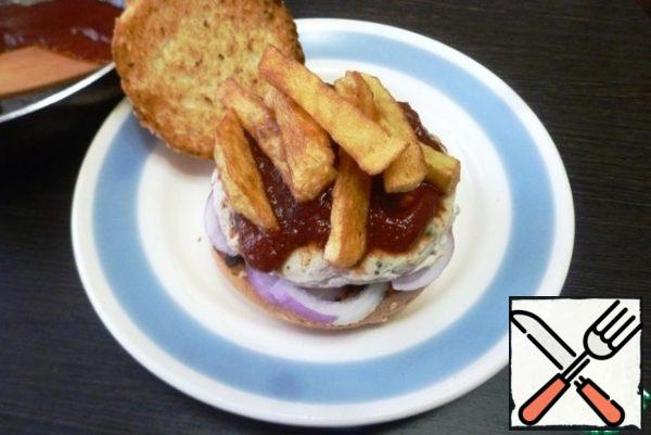 Collect Cuban frita. Put a little sauce on half of the bun, a ring of sweet onions (if desired), then put the cutlet, sauce again and add the fried potatoes.