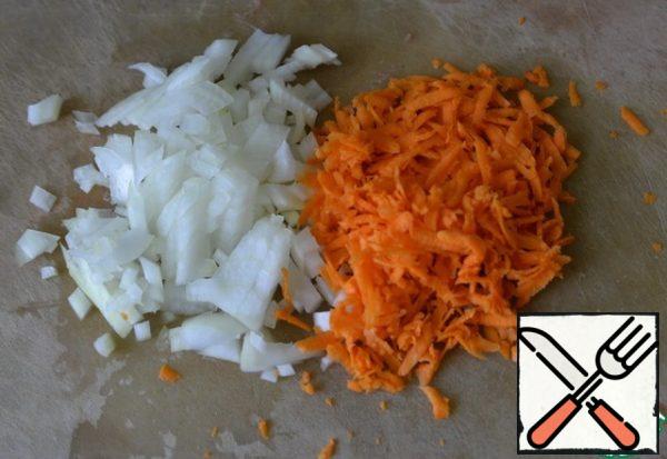 Onions and carrots are cleaned. Onions cut into small cubes, carrots three on a grater.