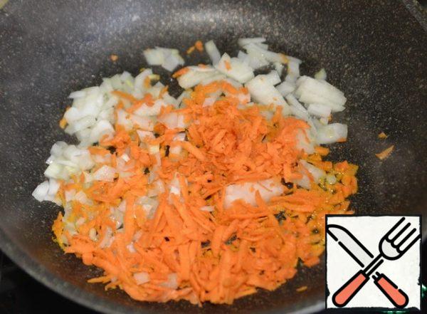 Fry the onion and carrot in oil until soft.