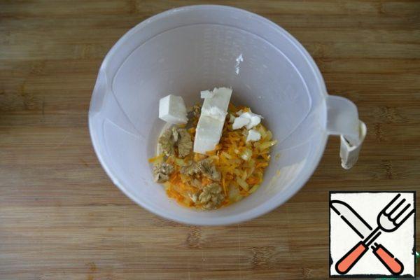 Let the carrots and onions cool slightly, add the cheese and walnuts.