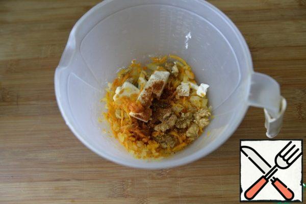 Put a mixture of peppers and paprika. I do not put salt, it is enough in the cheese.
Punch with a blender until smooth.