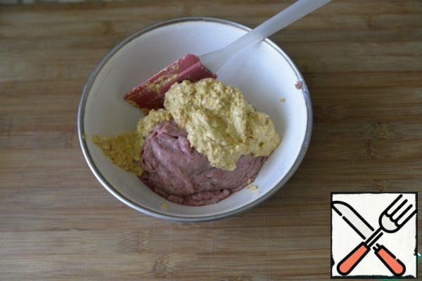 Put the crushed mass to the minced meat.
