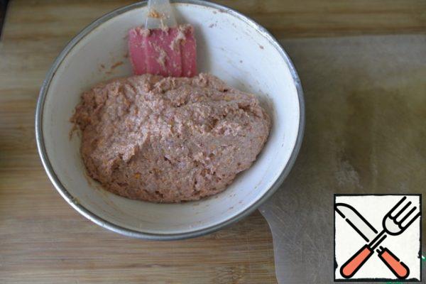 Carefully knead the minced meat. The more it is stirred, the cutlets will be more airy and tender.