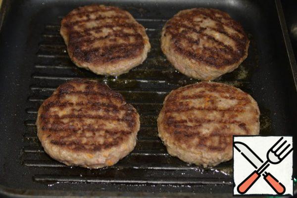 Fry the cutlets in a grill pan on the stove or on the grill. If you fry on a picnic, then I recommend freezing the cutlets in advance. Cook on both sides until the "stripes" are formed, about 7-8 minutes on each side.