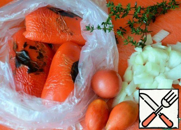 At this time, prepare the filling.
Fry the peppers in a dry pan until scorched, then bake in the microwave for 2 minutes, maximum power, put in a bag.
Wash the tomatoes, peel the onions, and chop them finely.