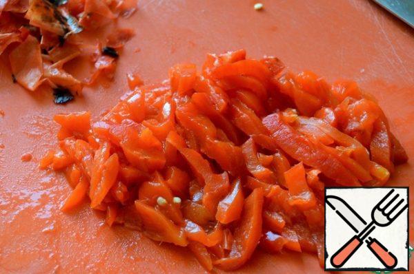 After 10 minutes, peel the pepper and cut the flesh.