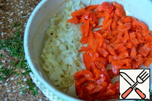Fry the onion in vegetable oil, add pepper, and fry for a couple of minutes.