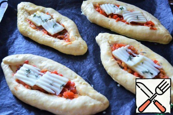 Put 1.5 tablespoons of filling in the blanks, mozzarella plates, thyme leaves on it.