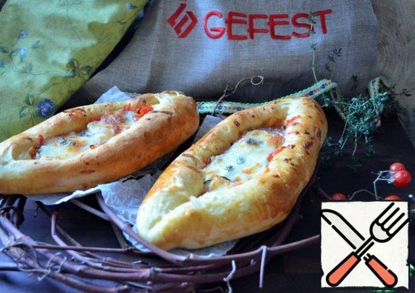 Serve hot.
This "boat" can be a satisfying meal, because its weight is 240 g..