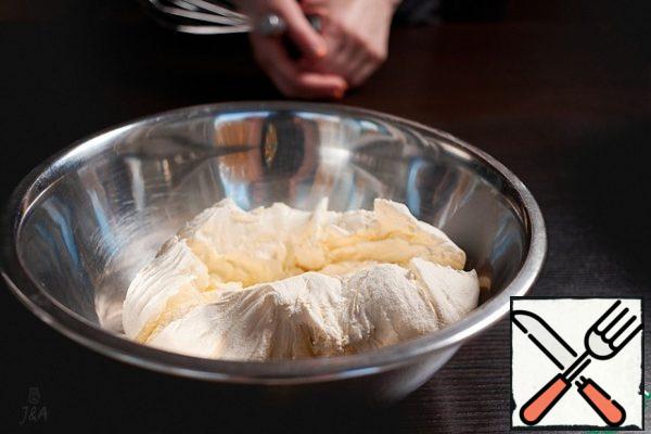 Cake preparation begins with cream. Take the most delicious sour cream, from 20% fat content. Put it in cheesecloth and put it in a colander under pressure in the refrigerator for 3-4 hours. From 1300 kg of my sour cream for 4 hours left 950 gr. This was enough for me to make a cake right on time. The final output of sour cream depends on its quality, the thinner, the less.