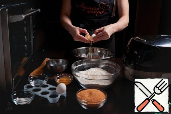 For the cakes, we will need eggs, honey, brown sugar, flour, soda, vinegar and melted butter.