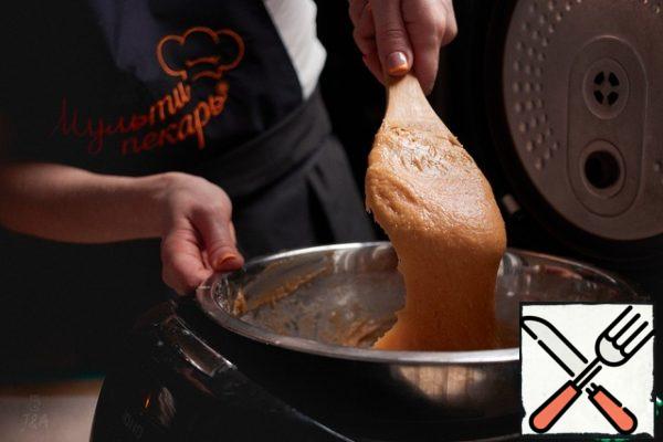 The dough will be lumpy at first, and then gradually become viscous. It is important that the bottom does not start to bake the crust, so we first interfere with the walls to the center, and then as if we wind the dough on the spatula and tear the lump from the bottom.