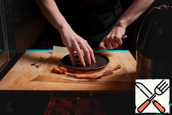 Ready hot cake immediately cut evenly.