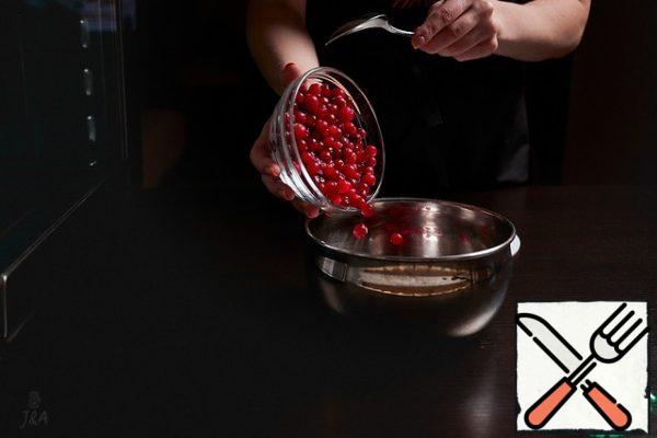 Prepare cranberry sauce. You can take fresh or frozen berries.