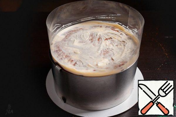 Wrap the assembled cake with acetate film, clamp it with a ring and send it to the refrigerator overnight. Cover the top with a film so that it does not dry out.