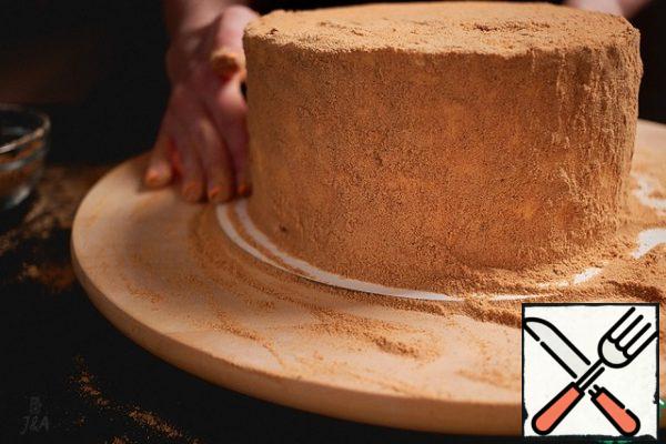When the entire cream is covered with a thin layer of crumbs, you can seal the surface with your hands. This way we will not damage the delicate coating, and the texture will be more velvety.