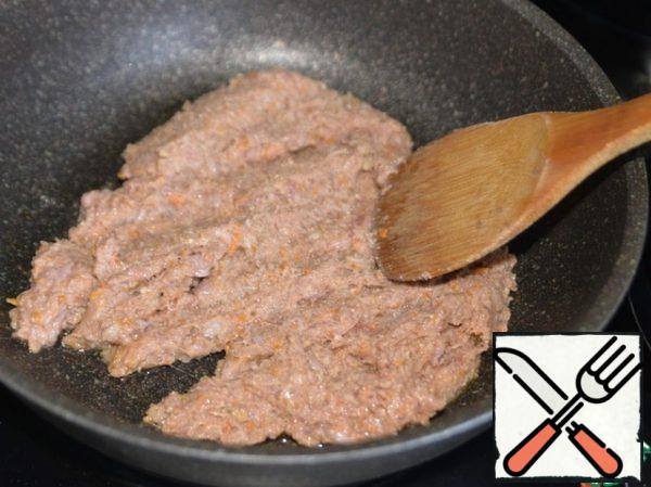 Take any minced meat according to the availability and taste. I have leftover Turkey meat, rolled with onions and carrots.
Fry the minced meat in vegetable oil.