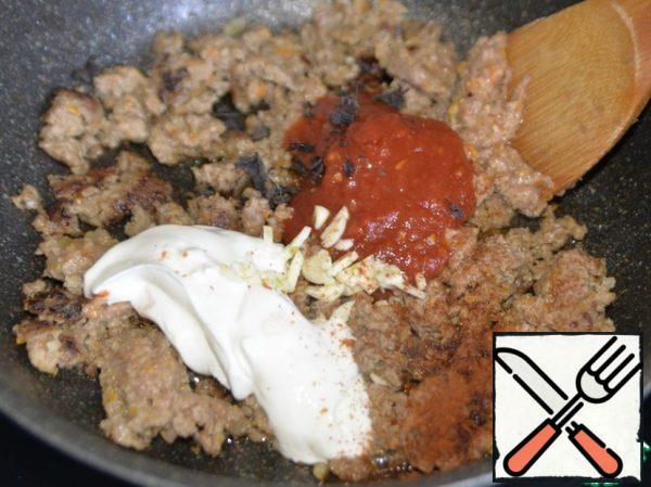 Add yogurt or sour cream, chopped tomatoes, paprika, salt, a mixture of peppers, Basil, oregano to the minced meat. You can put any herbs and spices to your taste. The author suggests putting chopped mint.