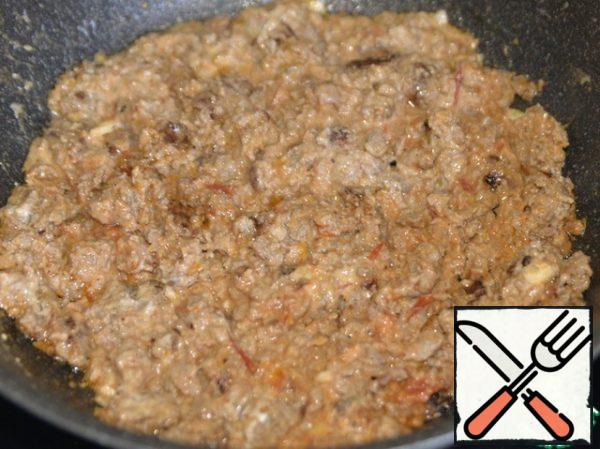 Mix the minced meat and simmer over medium heat for 10 minutes.