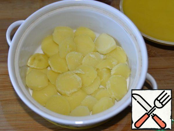 Take the form in which you will prepare the casserole. I have a ceramic pot. Lubricate the form with oil, put a layer of potatoes on the bottom.