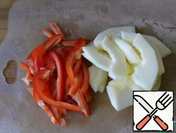 Pepper and zucchini are cleaned. Pepper cut into strips, zucchini in small pieces. If zucchini (zucchini), then circles or semi-circles.