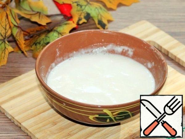 Sift the flour.
Prepare the sourdough. Mix 2 tablespoons of flour with yeast (1 tsp). In warm water (50 ml), stir the sugar (2 tsp), and then stir in the flour mixture. Cover the bowl with a lid and put in a warm place until a foam cap forms, about 20 minutes.