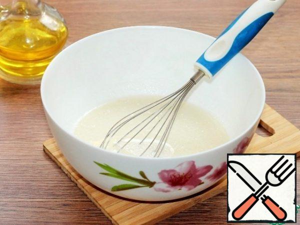 Prepare the dough. Pour the froth into a large bowl. Add warm milk (200 ml), vegetable oil (5 tbsp), salt (1 tsp without a slide) and mix.